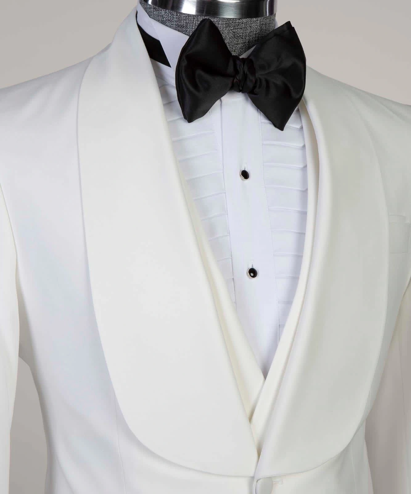 Tuxedo Bán Clasaiceach: Éadaí Oíche Ealaíonta le Stíl Shoirbh, Ar Fáil Anois le haghaidh Do Lá Speisialta.
